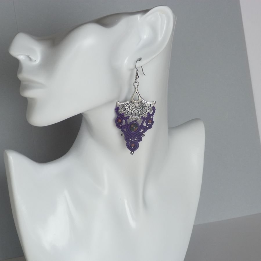 Boucles d'oreilles violettes en micro-macramé avec des perles en pierre gemme