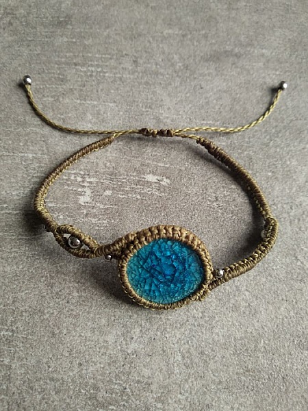Bracelet kaki en micro-macram&eacute; avec une c&eacute;ramique effet craquel&eacute; bleue