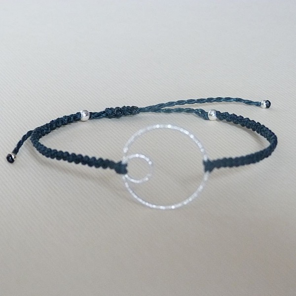 Bracelet fin en micro-macram&eacute; bleu canard avec un double-cercle en argent