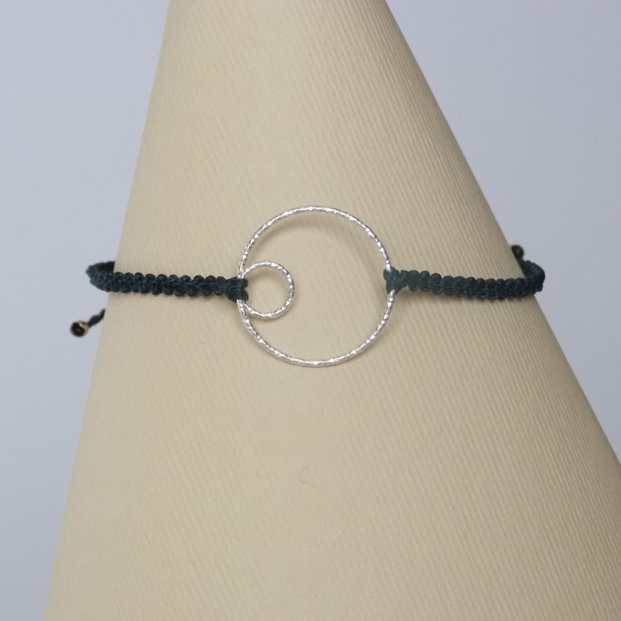 Bracelet fin en micro-macramé bleu canard avec un double-cercle en argent