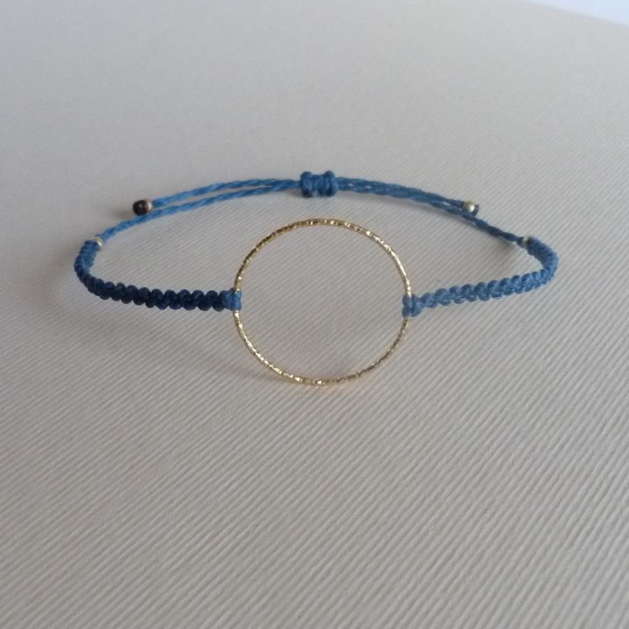 Bracelet fin en micro-macramé bleu canard avec un anneau en argent recouvert d'une finition dorée à l'or fin 24K