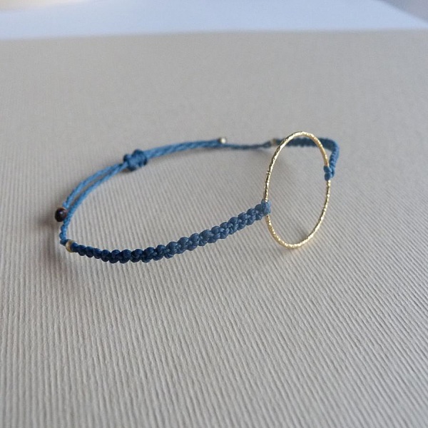 Bracelet fin en micro-macram&eacute; bleu canard avec un anneau en argent recouvert d'une finition dor&eacute;e &agrave; l'or fin 24K