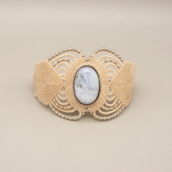 Light beige micro-macram&eacute; bracelet with an agate set