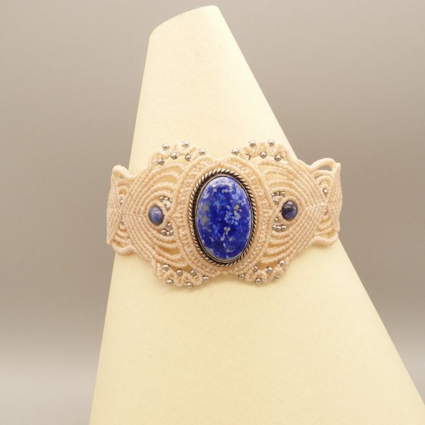 Light beige micro-macram&eacute; bracelet with a lapis lazuli
