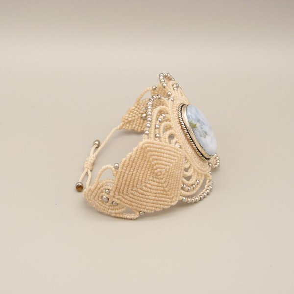 Light beige micro-macram&eacute; bracelet with an agate set