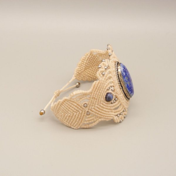 Light beige micro-macram&eacute; bracelet with a lapis lazuli