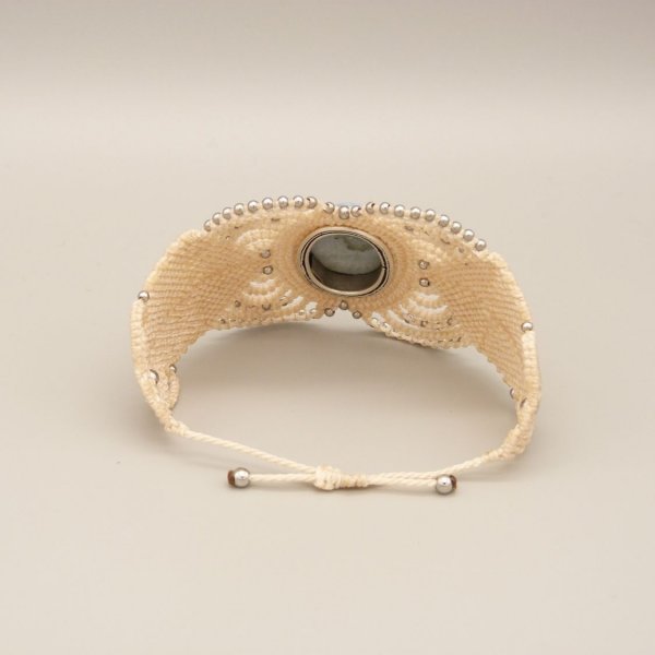 Light beige micro-macram&eacute; bracelet with an agate set