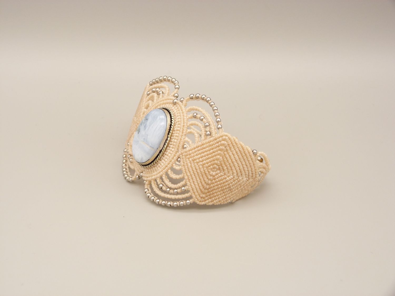 Light beige micro-macramé bracelet with an agate set