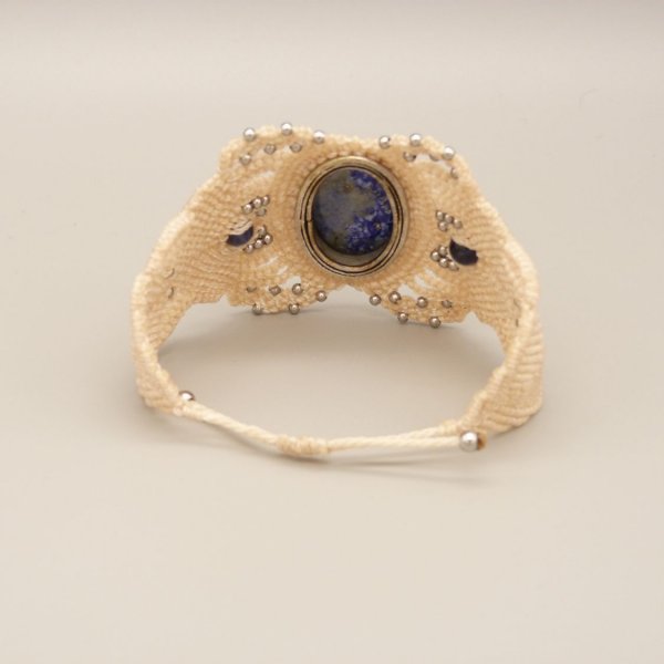 Light beige micro-macram&eacute; bracelet with a lapis lazuli