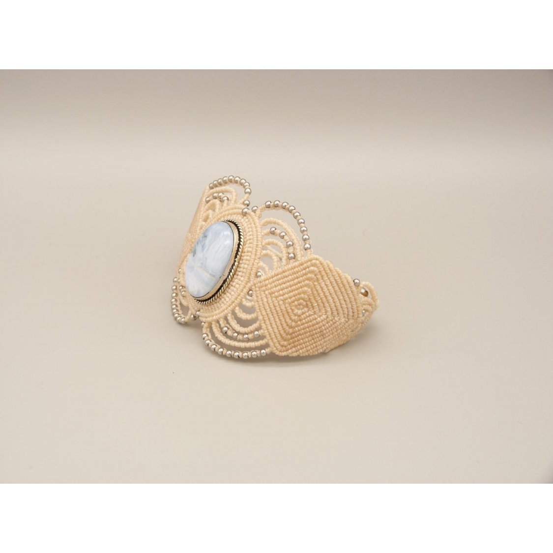 Light beige micro-macramé bracelet with an agate set