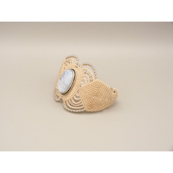 Light beige micro-macram&eacute; bracelet with an agate set