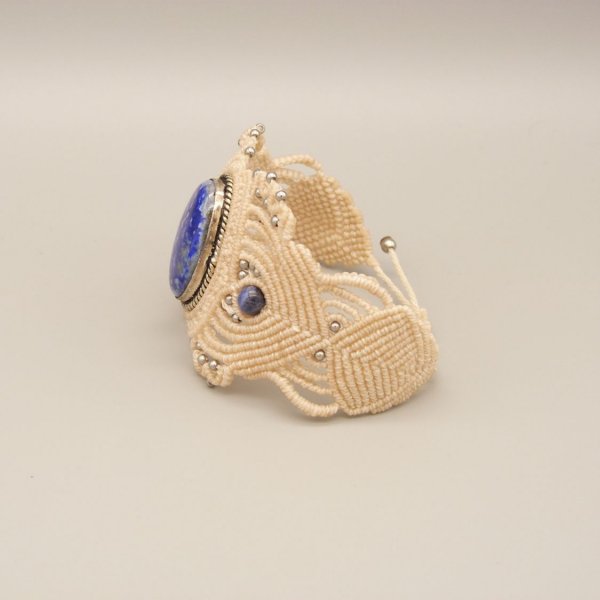 Light beige micro-macram&eacute; bracelet with a lapis lazuli