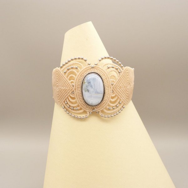 Light beige micro-macram&eacute; bracelet with an agate set