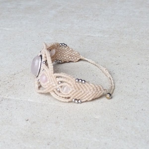 Off-white micro-macram&eacute; bracelet with a pink quartz stone