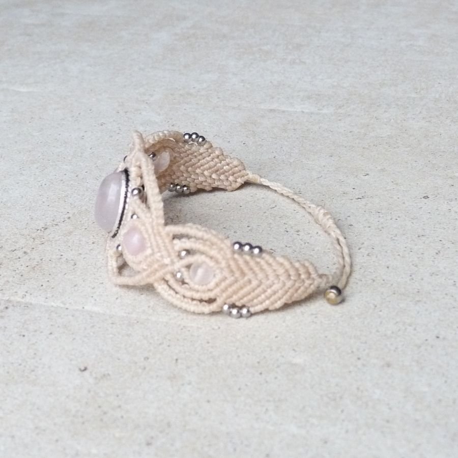 Off-white micro-macramé bracelet with a pink quartz stone