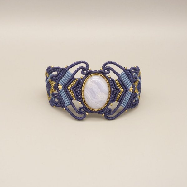 Midnight blue micro-macram&eacute; bracelet with a ribbon agate set in gold metal