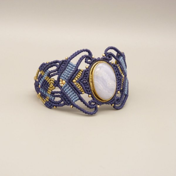 Midnight blue micro-macram&eacute; bracelet with a ribbon agate set in gold metal