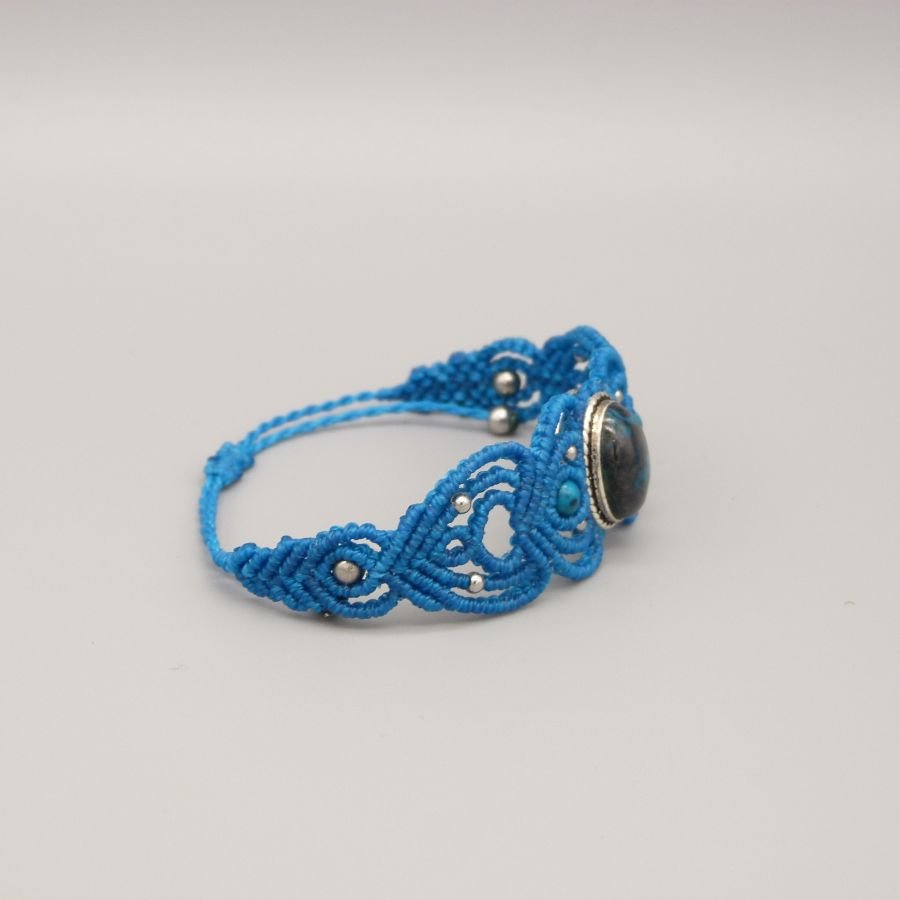 Bracelet en micro-macramé bleu turquoise avec une pierre chrysocolle sertie de métal