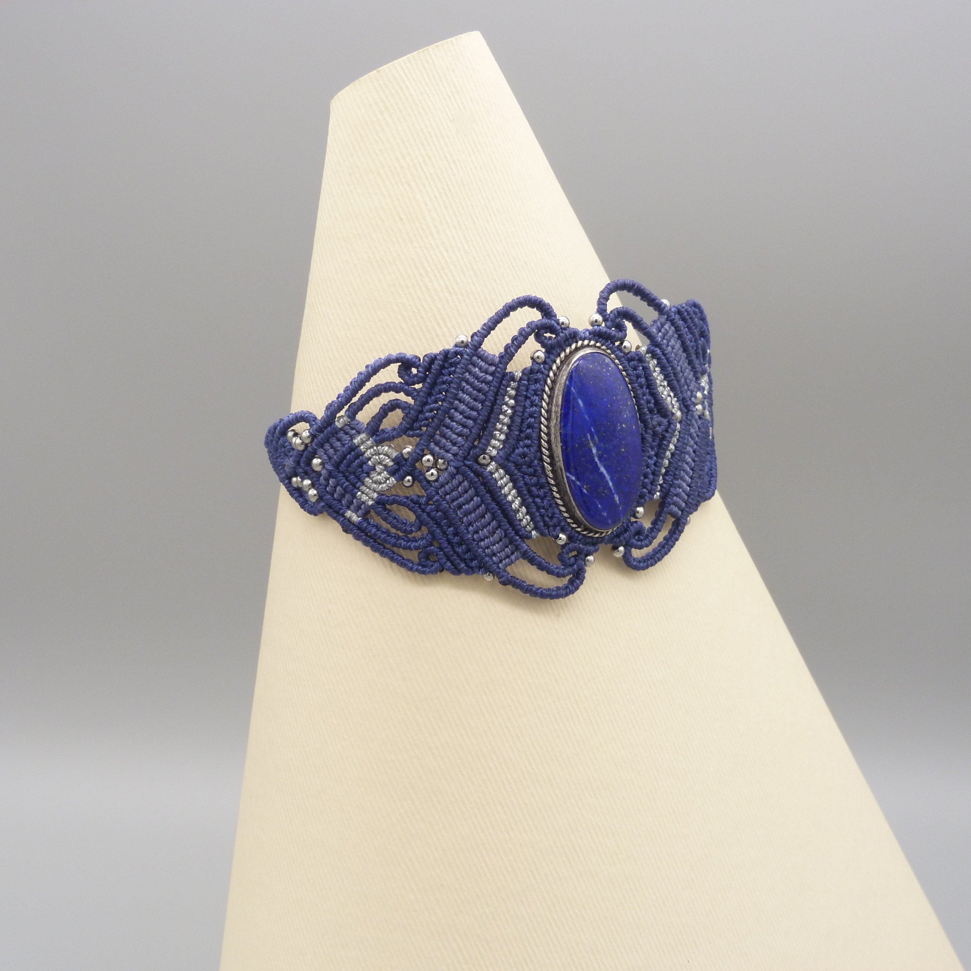 Commande personnalisée : Bracelet en micro-macramé bleu nuit avec un lapis lazuli serti de métal argenté