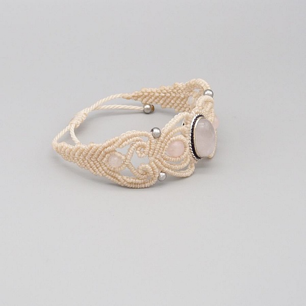 Bracelet en micro-macram&eacute; couleur sable avec une pierre le quartz rose sertie de m&eacute;tal