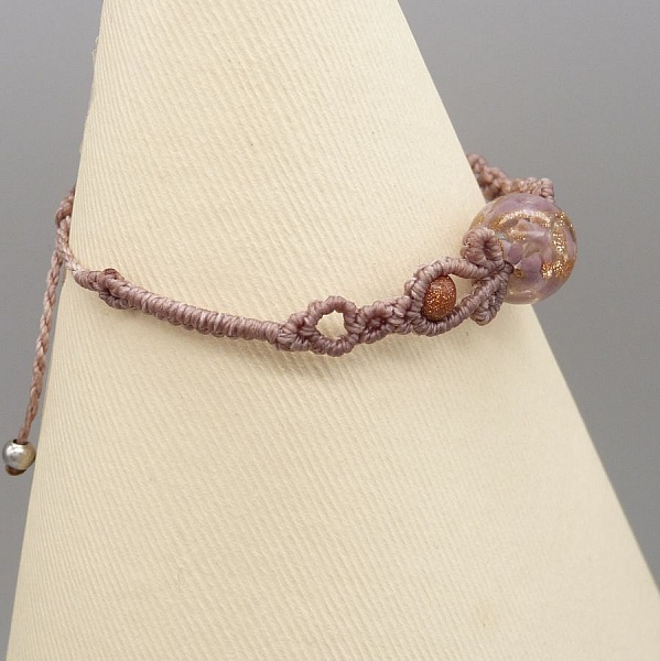 Micro macram&eacute; bracelet in taupe color with a glass bead