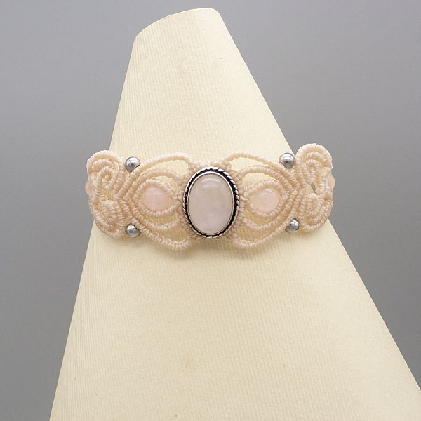 Bracelet en micro-macram&eacute; couleur sable avec une pierre le quartz rose sertie de m&eacute;tal