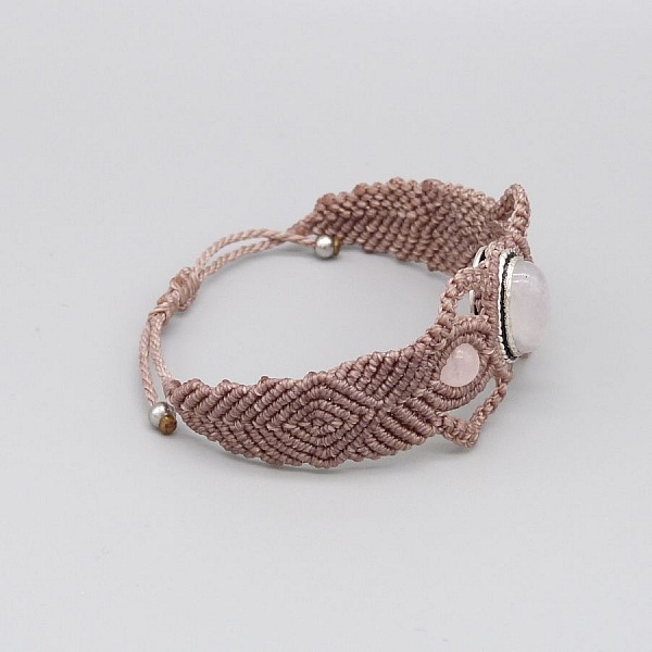 Bracelet en micro-macram&eacute; couleur taupe avec une pierre sertie quartz rose