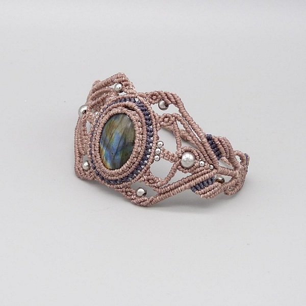 Taupe micro-macram&eacute; bracelet with a labradorite