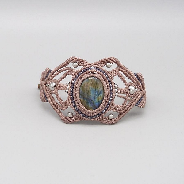 Taupe micro-macram&eacute; bracelet with a labradorite