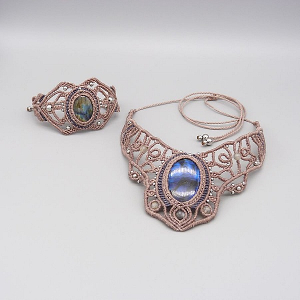 Taupe micro-macram&eacute; bracelet with a labradorite