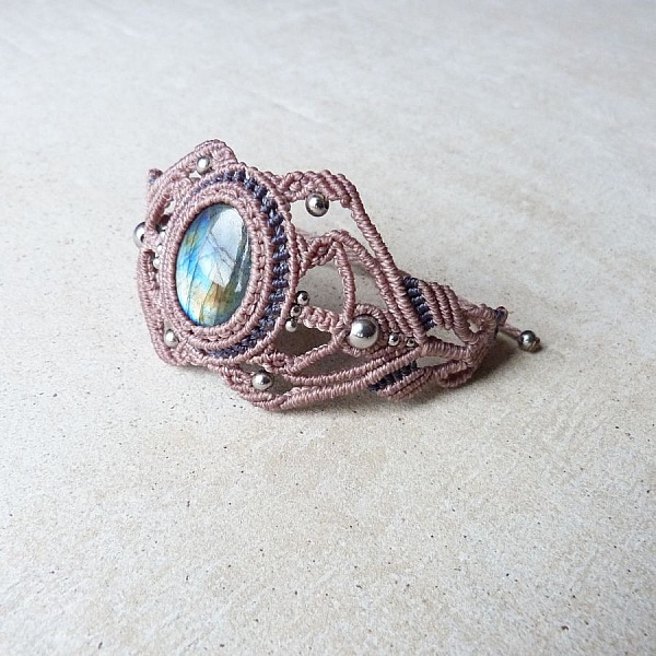 Taupe micro-macram&eacute; bracelet with a labradorite
