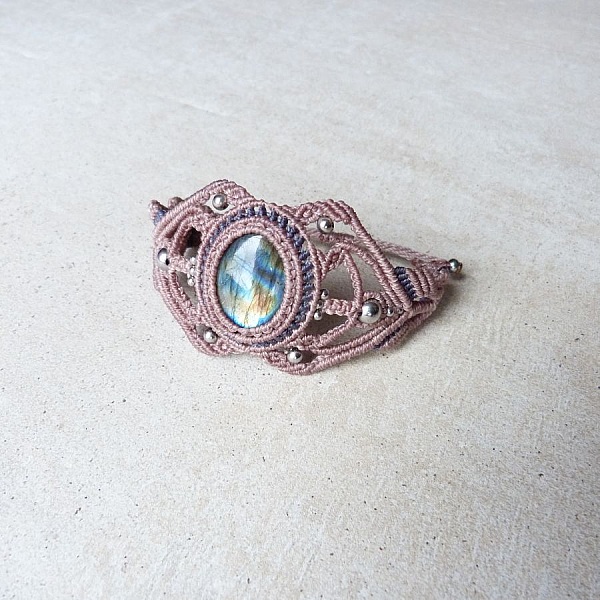 Taupe micro-macram&eacute; bracelet with a labradorite