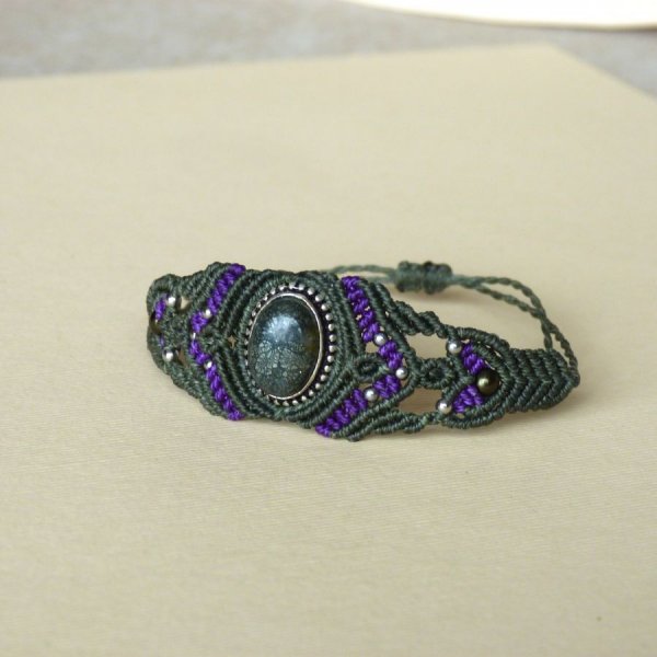 Green micro-macram&eacute; bracelet with a stone set in metal