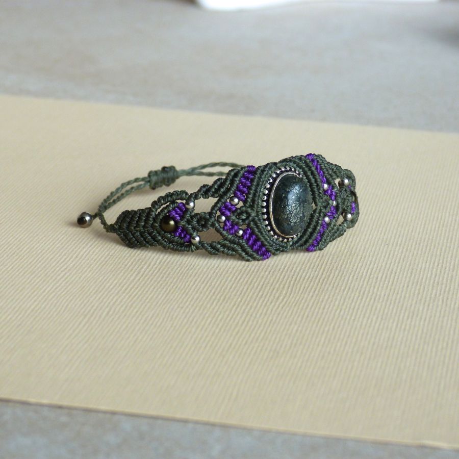 Green micro-macramé bracelet with a stone set in metal