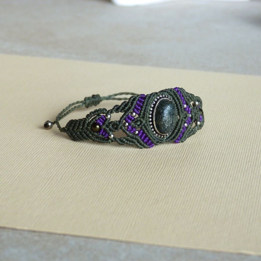 Green micro-macramé bracelet with a stone set in metal