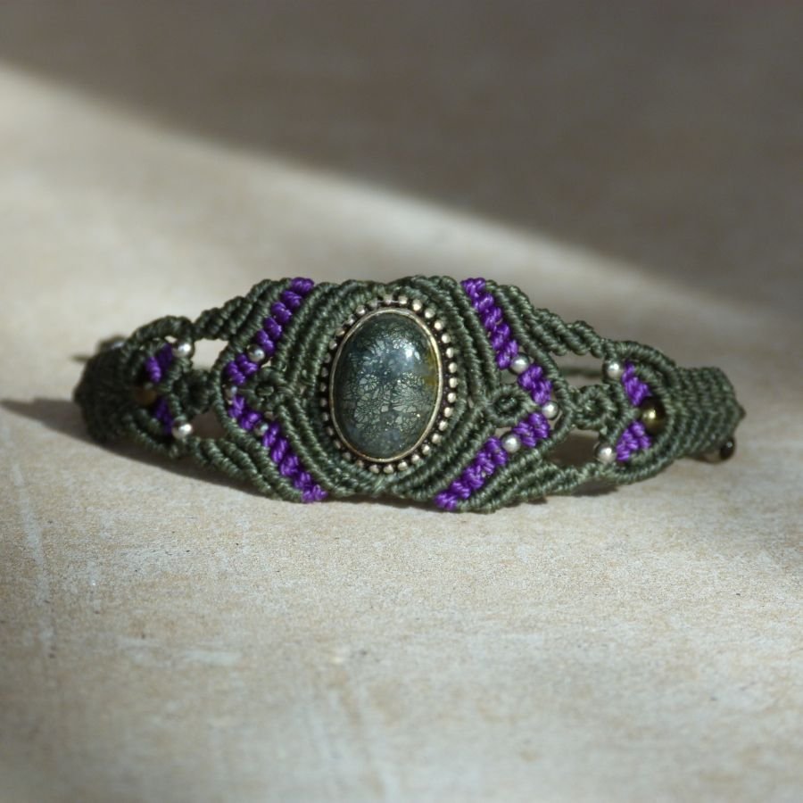 Green micro-macramé bracelet with a stone set in metal