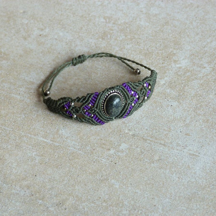 Green micro-macramé bracelet with a stone set in metal