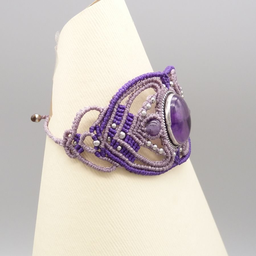 Purple micro-macramé bracelet with an amethyst set