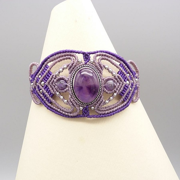 Purple micro-macram&eacute; bracelet with an amethyst set