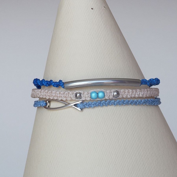 3 in 1 micro-macram&eacute; bracelet in blue and beige sand