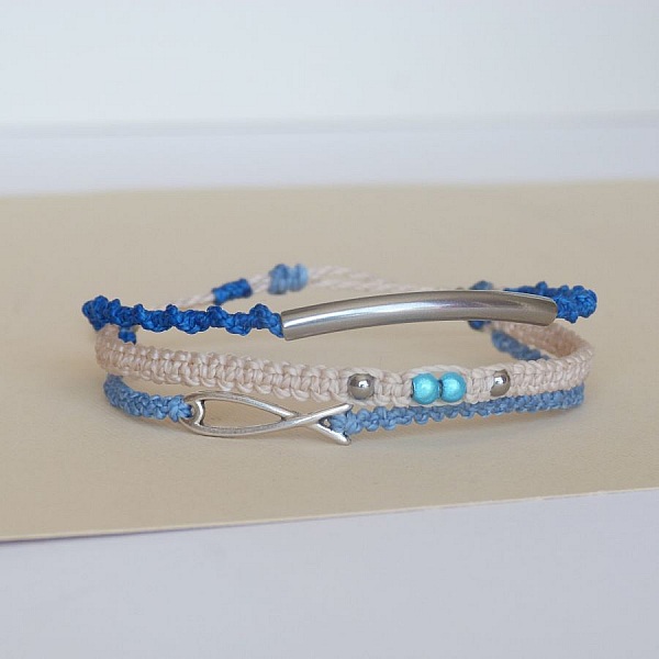 3 in 1 micro-macram&eacute; bracelet in blue and beige sand