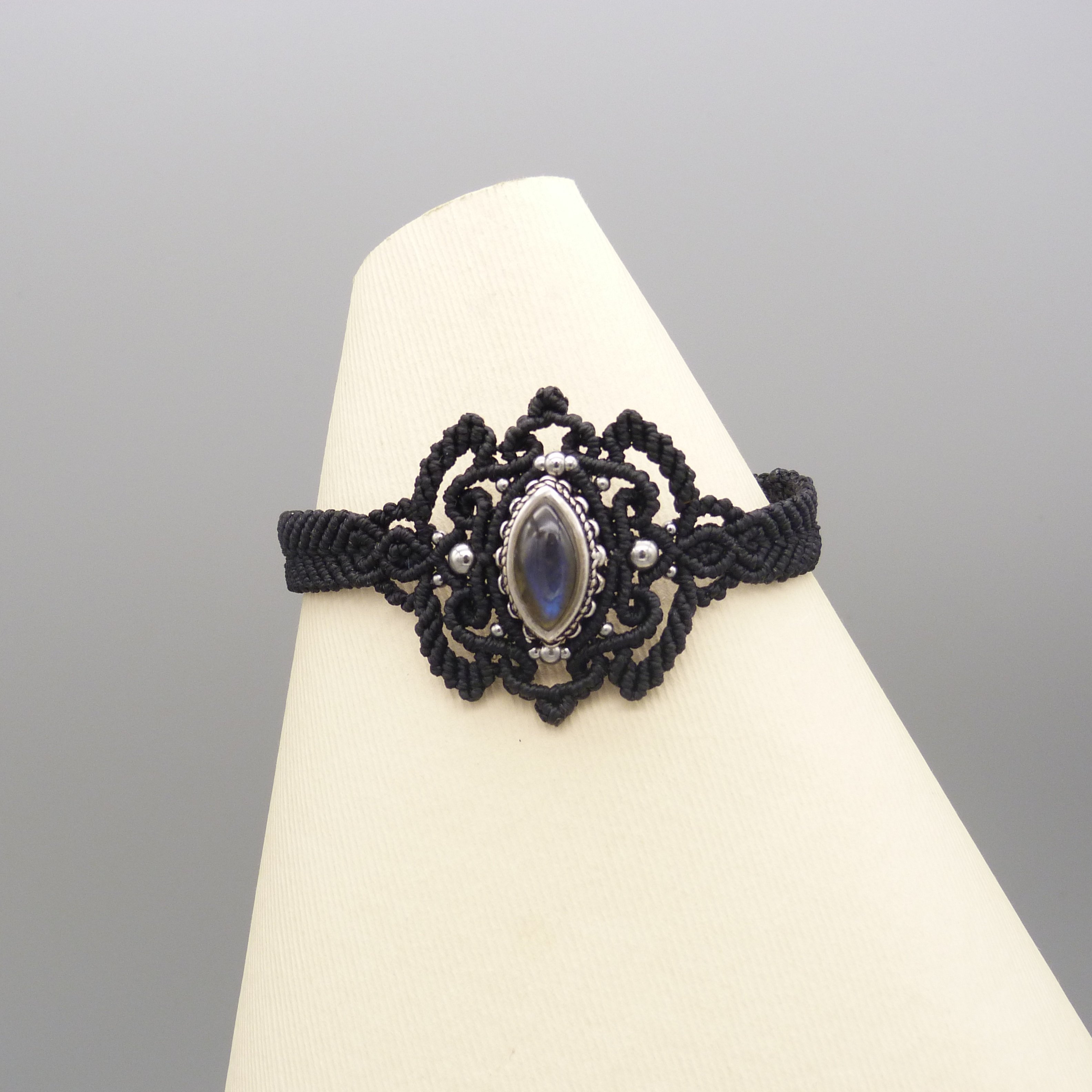 Bracelet noir en micro-macram&eacute;  avec labradorite sertie