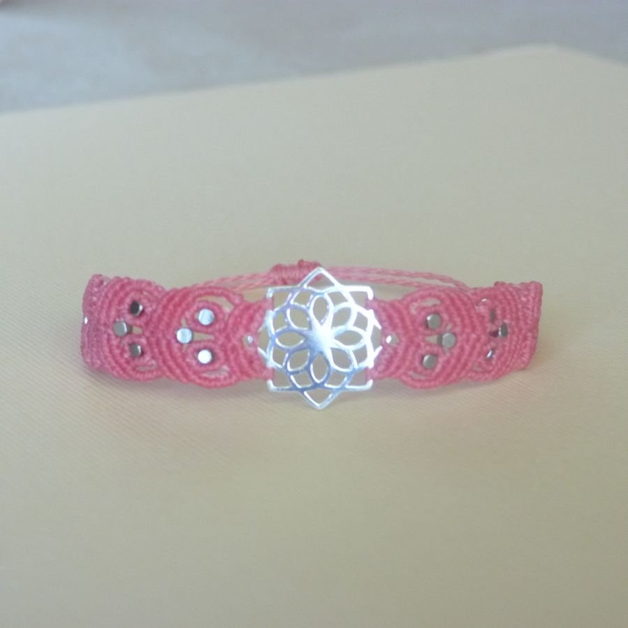 Pink micro-macramé bracelet with a silver insert