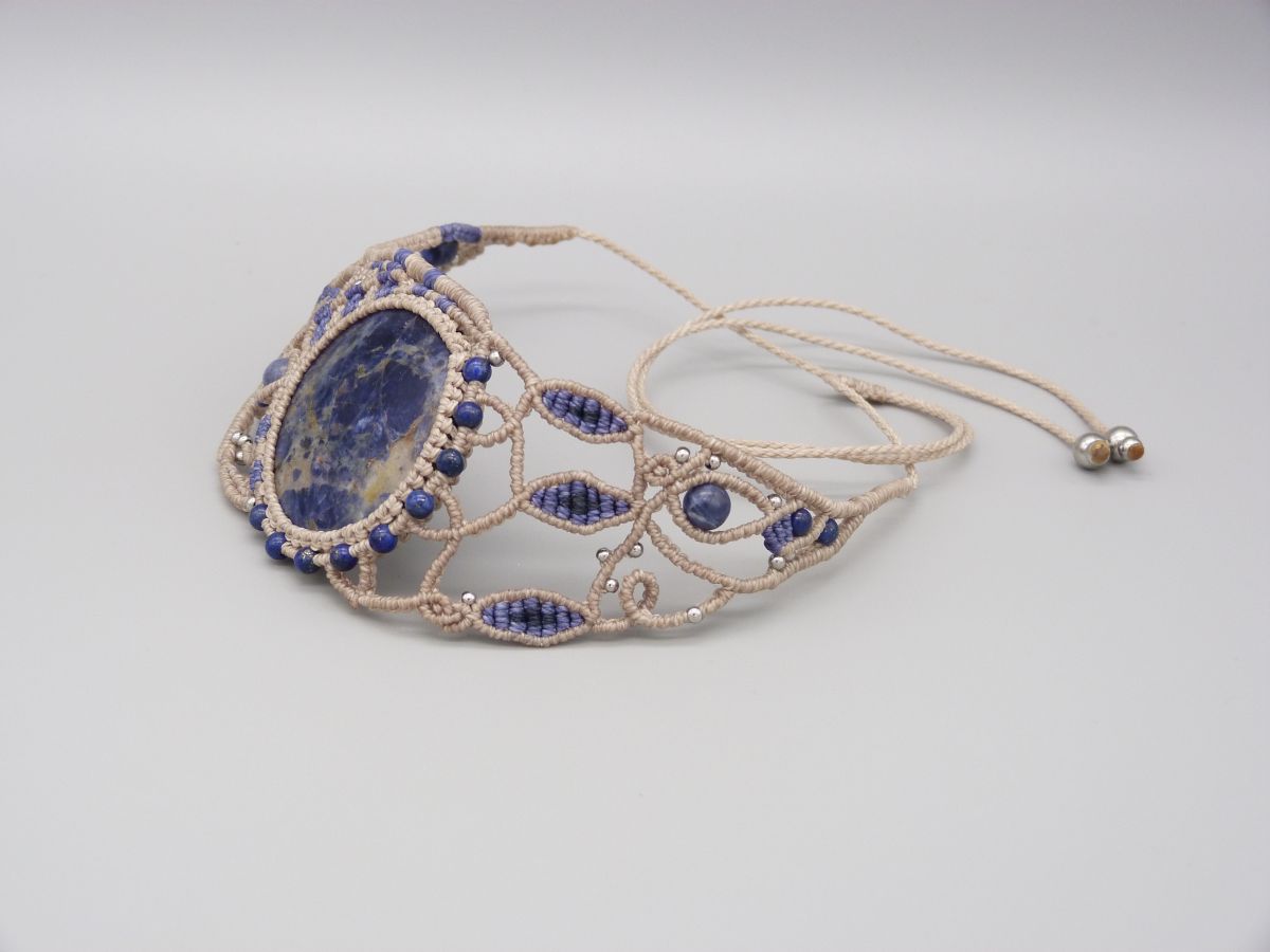 Beige and blue micro-macramé necklace with a sodalite