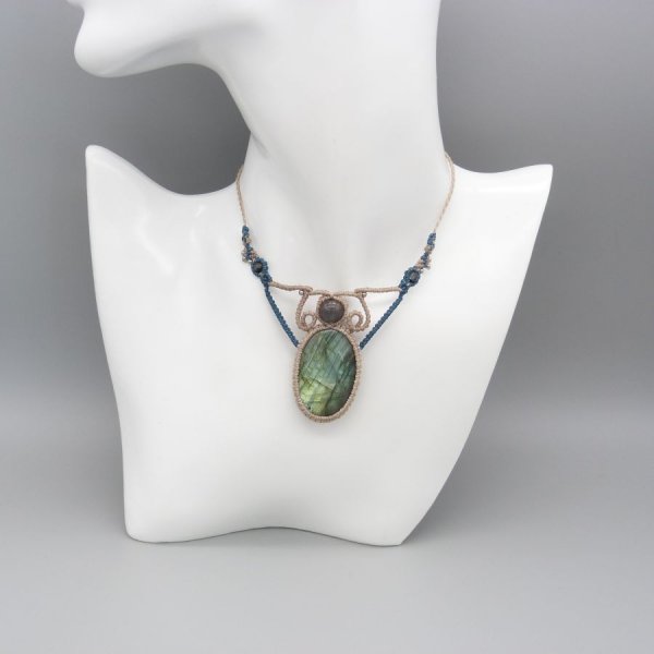 Collier beige en micro-macram&eacute; avec une labradorite