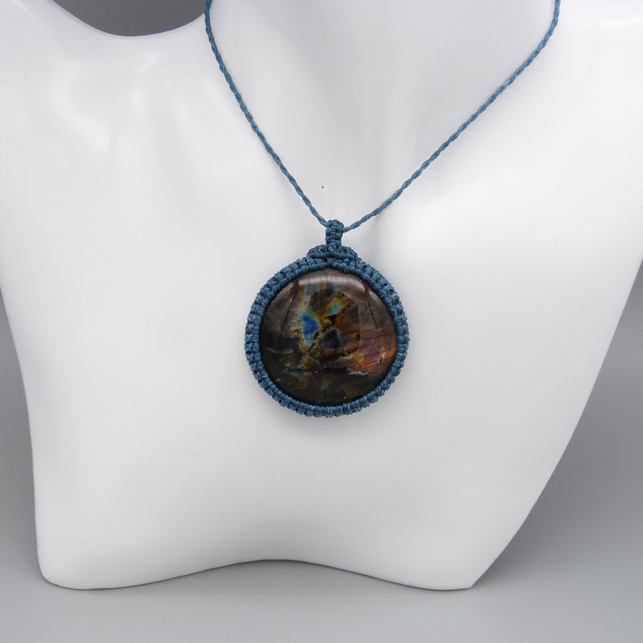 Collier bleu canard en micro-macramé avec une labradorite