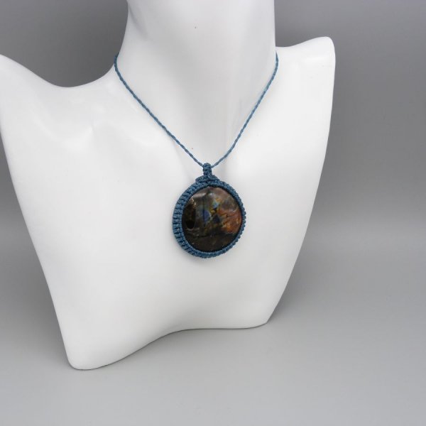 Collier bleu canard en micro-macram&eacute; avec une labradorite