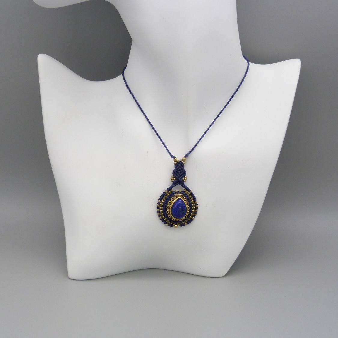 collier bleu nuit en micro-macramé avec un lapis lazuli serti de laiton