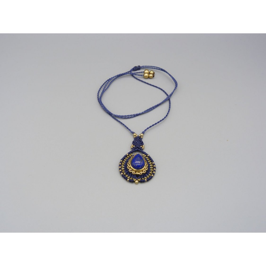 collier bleu nuit en micro-macramé avec un lapis lazuli serti de laiton