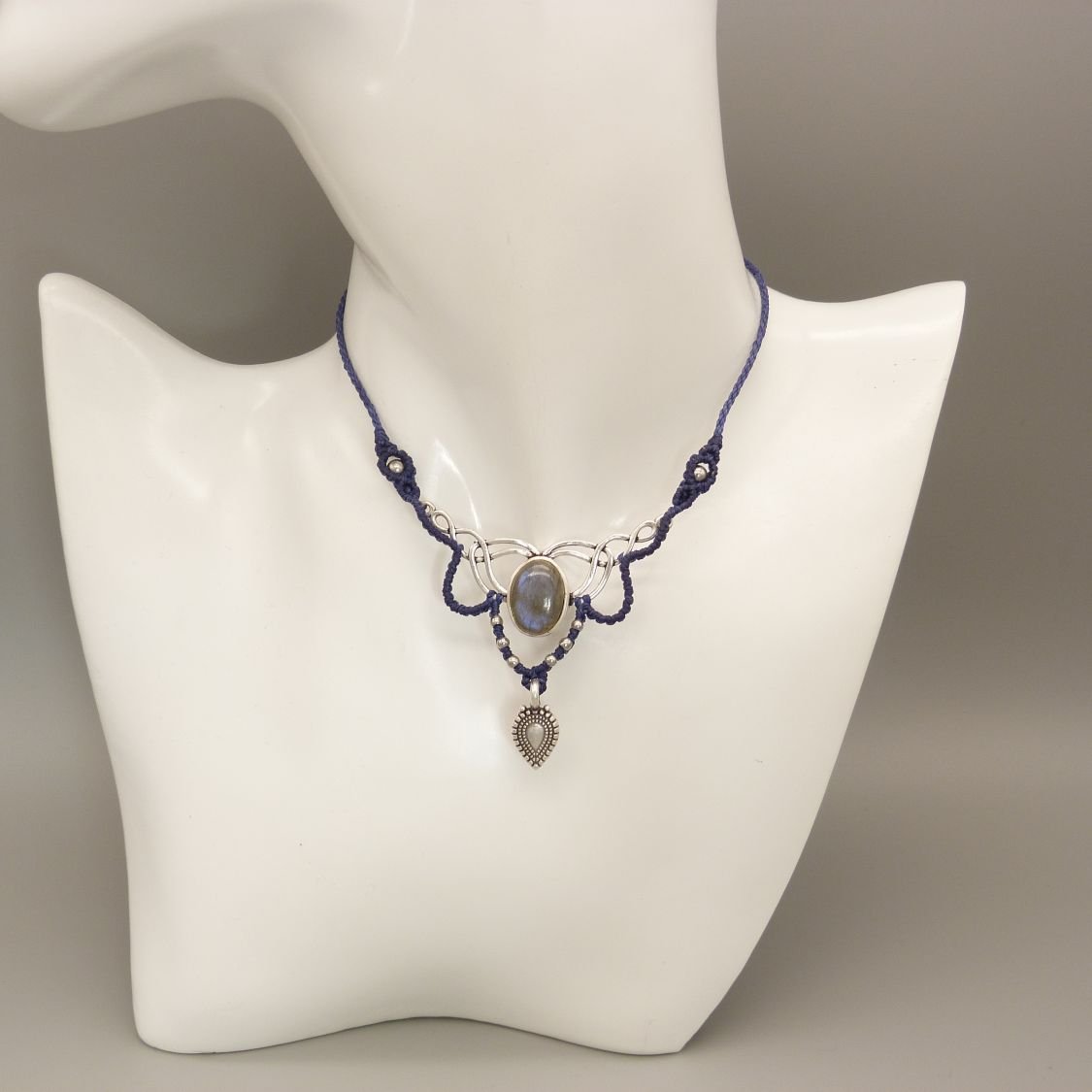 Midnight blue necklace in micro-macramé with a labradorite set